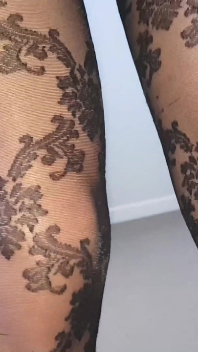 ダニが柄入りパンティストッキングでセクシーな脚を見せる