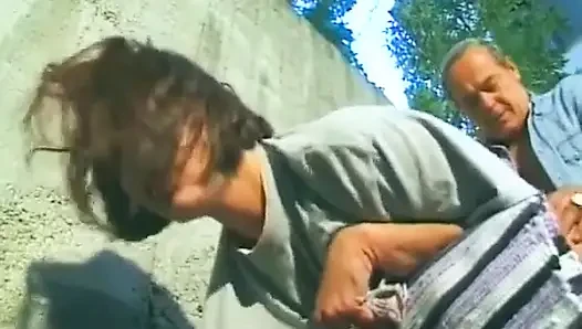Büyük memeli Alman hatun açık havada amını sikiyor