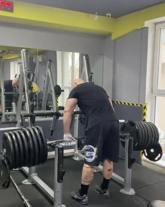 Gym time! Big muscles!
