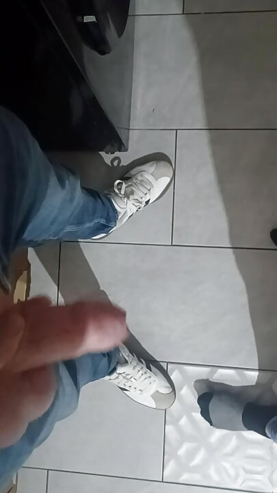 Yarak ve taşaklar spatula ile sert atıyor