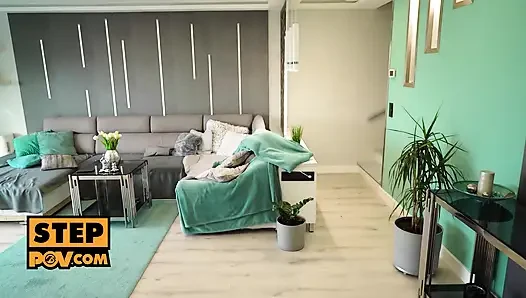 Es ist POV.  Elena Lux will, dass du sie jetzt fickierst