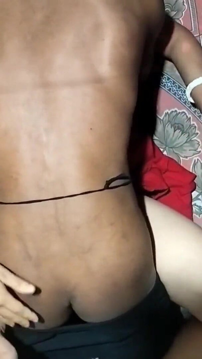 Zadivljujući trenutak iz "Desi maal Ko gand pe chudai kiya bed pe with big dick k saath"