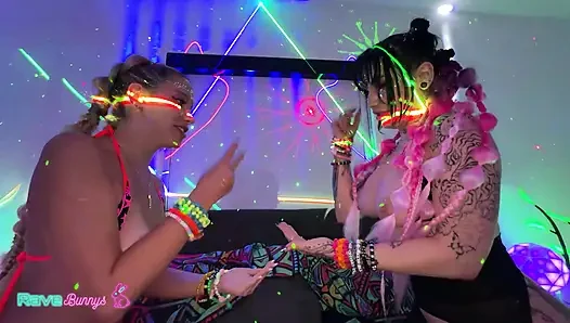 Khloe Kapri ve Nova Cane neon üçlü grup sekste Brian'ın yarağını paylaşıyor!