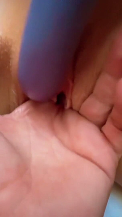 FeetingMe 102 - ANIKKA SQUIRTS W PRYSZNICU | Klip 2
