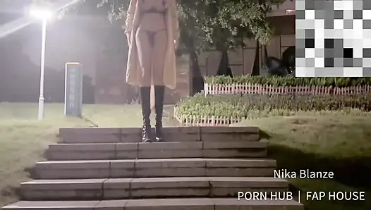 Çizmeli seksi uzun bacaklı yüksek topuklu ayakkabılar, aşırı açık havada teşhirinde bir güzellik, görev, tuvalette seks