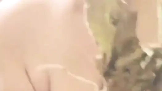 Nüdist bir kolonidayım bitki alıyorum ben çok çıplak yaramaz bir serseriyim