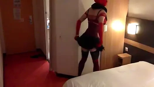Otelde yalnız