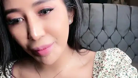 Bu sürtük büyük bir jogja yarağına binmek istiyor