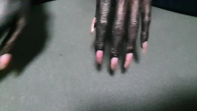 Вау! посмотри на ее руки!