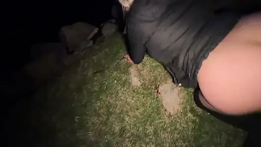 Geile ehefrau schleicht sich aus dem lager, um von großem schwanz gefickt zu werden