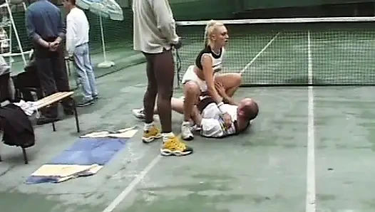 Французскую крошку-теннисистку трахнули двойным межполитом в тройничке