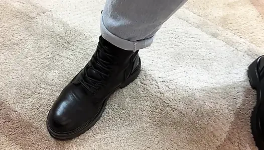 Eisenschuhe trafen seine großen nutzlosen hoden! Seine dummen hässlichen genitalien zertrümmern! BALLBUSTING - Dave Moon - Mia - BrutalBusting