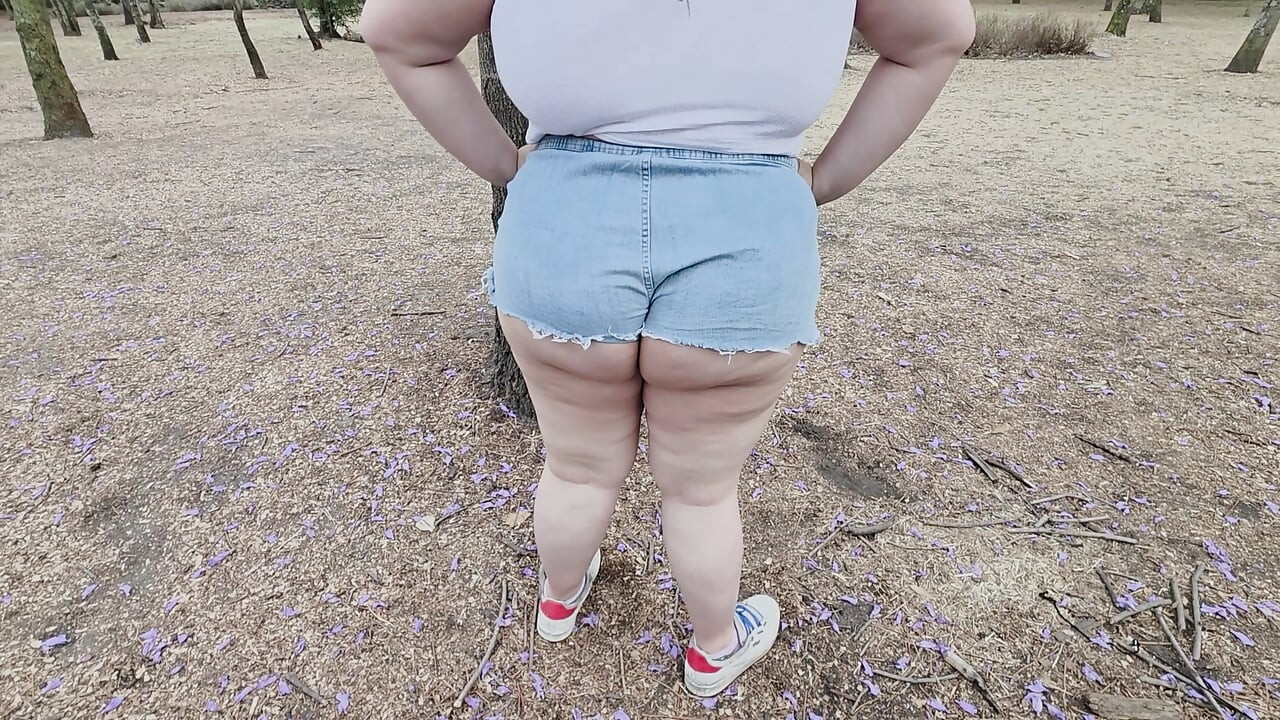 (цензурирано - изрязано - Няма хора наоколо) Обичам да се разхождам на публично място със сперма по лицето и да показвам огромния си задник