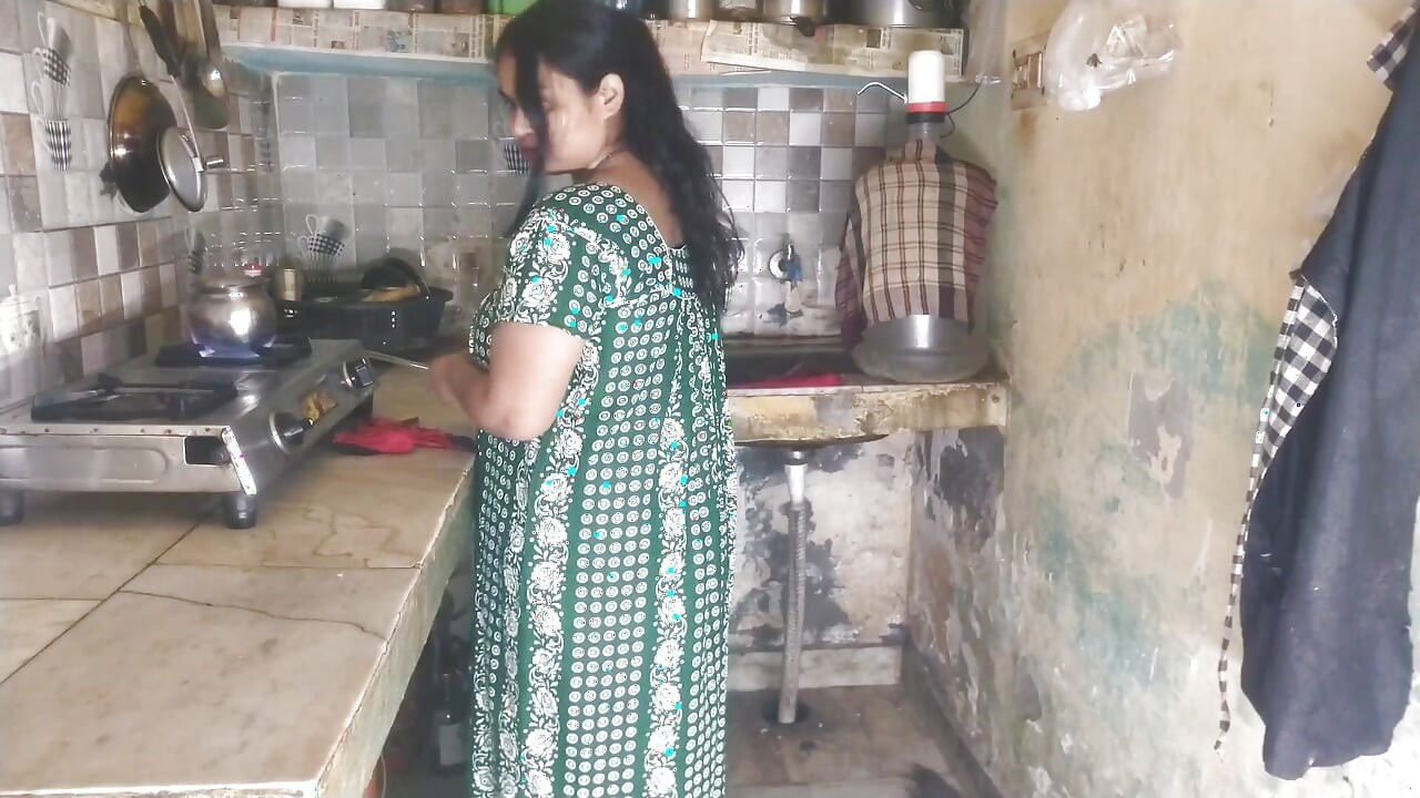 Desi Bhabhi duże dekolt dokuczać w kuchni gorące indyjskie wiejskie dziewczyny narażone