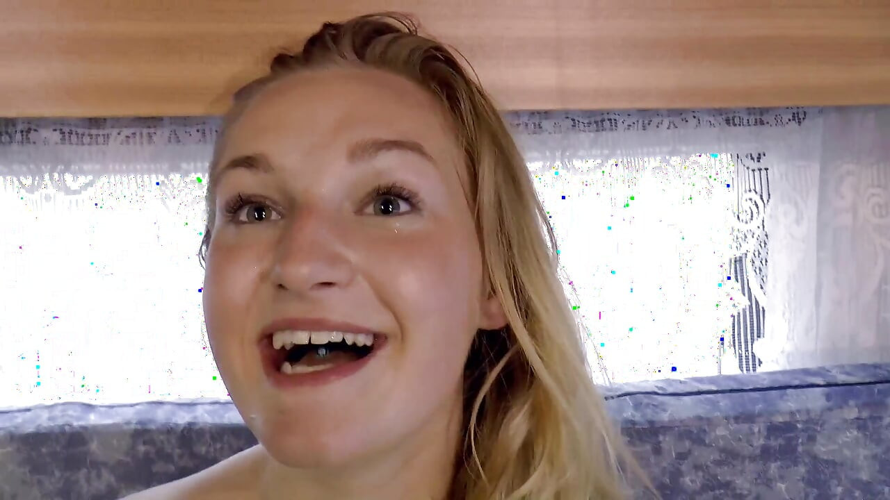 Zgodnu strancu starčev kurac jebe u pičku