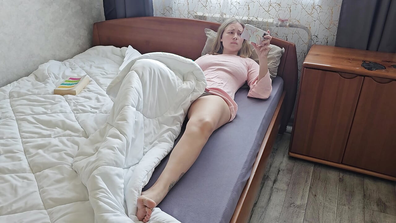 Mi esposa se emocionó mucho de ver porno con dos negros, se masturbó y gimió en voz alta