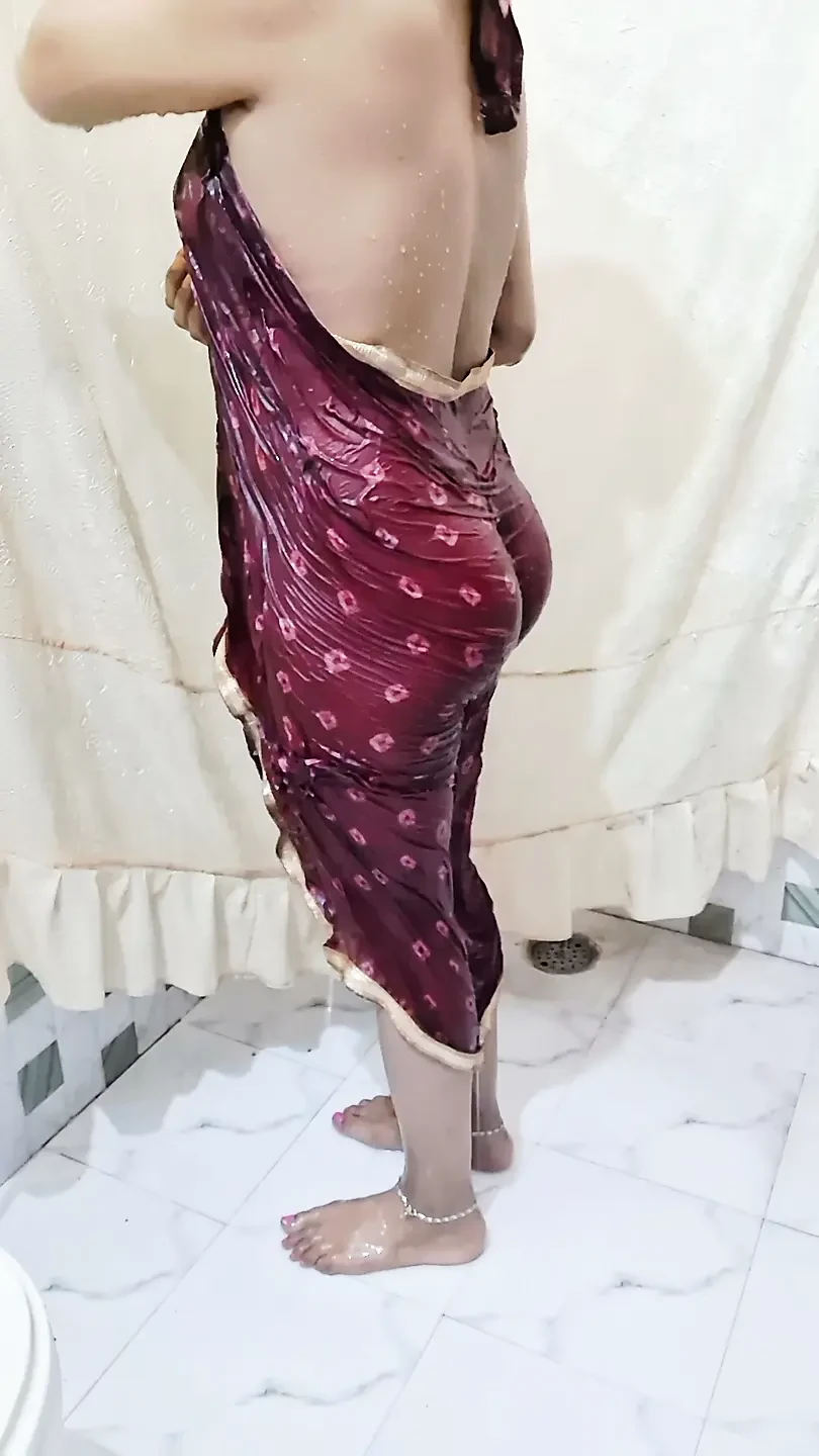 Watching Bengali Bhabhi's cool nude video of bathing will make the penis water come out