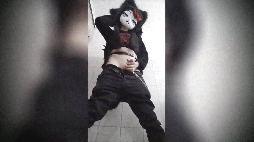Peluda kigurumi gato se ensucia en el baño