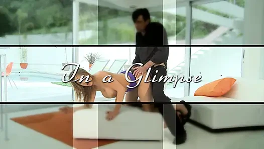 Sarışın kız havuzda vajinasını fışkırtıyor