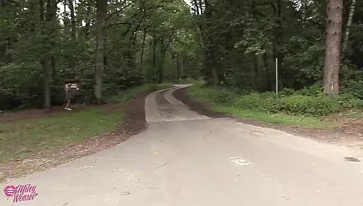 Kinky sarışın nimfo tam demiryolu rayında sevişti