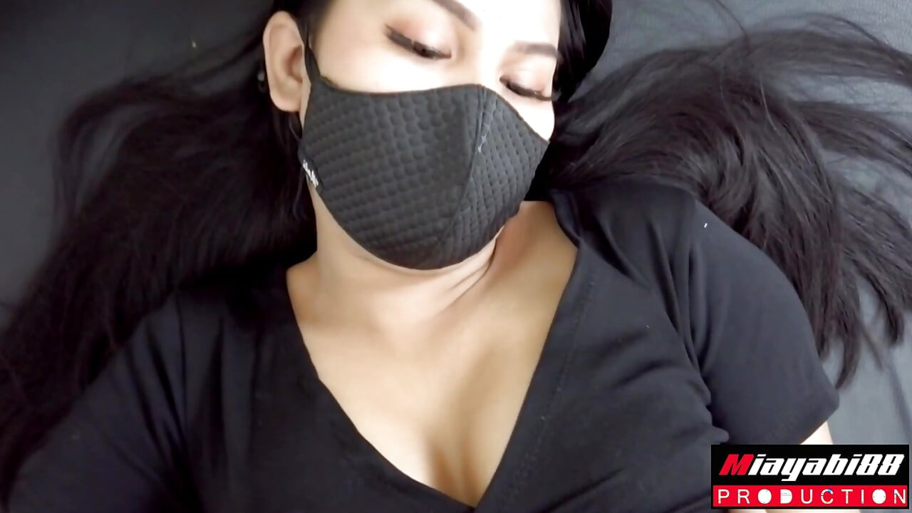 Napunjeno jebanje seksi tajlandske Azijatkinje s crnom maskom, lizanje pičke pa žestoko jebanje