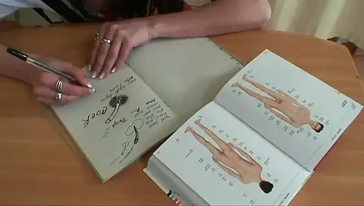 Sexy brünette mit kleinen titten und perfektem körper liebt es zu stöhnen und zu genießen, während sie ihre nasse muschi gefickt bekommt