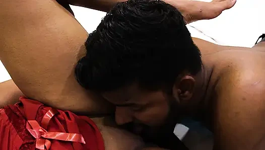 ALDATıLAN KOCA KARıSıNıN FREINDLERI TARAFıNDAN SERT SIKILMESINI IZLIYOR, SERT EV YAPıMı SEKS