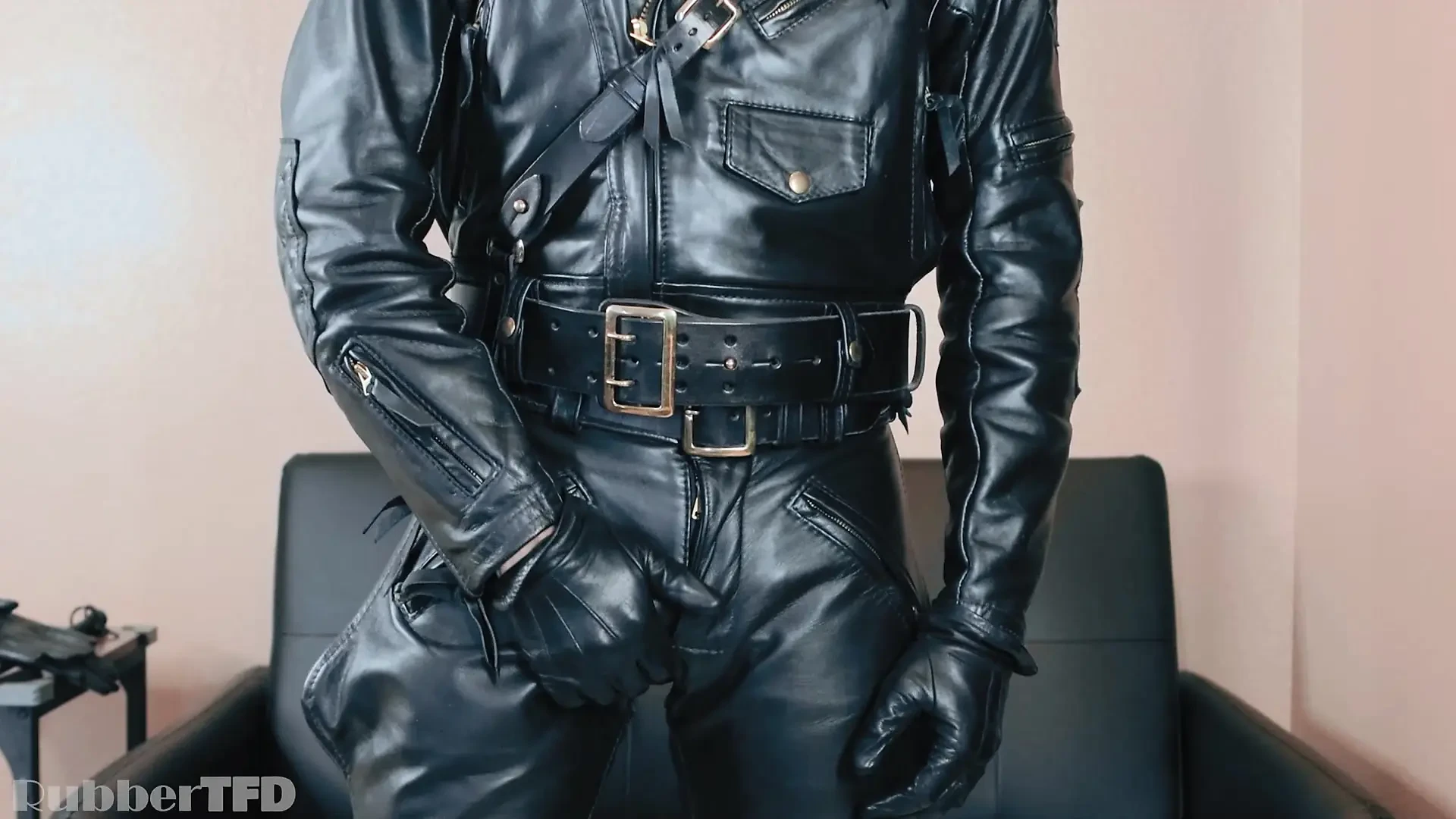 UNIFORME DE COURO DE PERTO