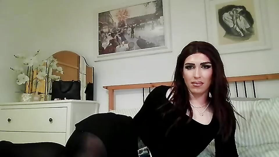 Crossdresser de meia-calça e calcinha na cam