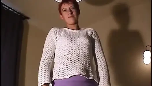 Toll aussehende rothaarige fickt ihre muschi mit den fingern