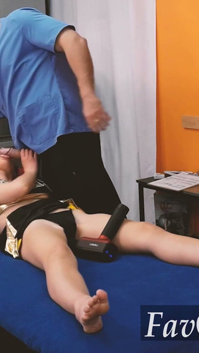 Bailarina teen caliente visita a un masajista pervertido y terminan follando después de masturbarse | Clip 2