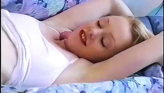 Mahasiswa cantik menjilati memek manis