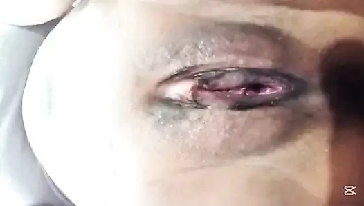 Büyük memeli genç kızın küçük ıslak amcığı