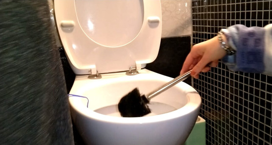 私がトイレを掃除するとき、それは彼がおしっこをしなければならないときです。いつも。。。