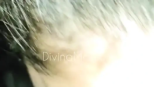 Aku lagi asik nyepong kontolnya di dalam mobil!