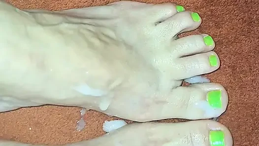 Kız arkadaşımdan seksi bacaklarıyla masaj yapmasını istedim