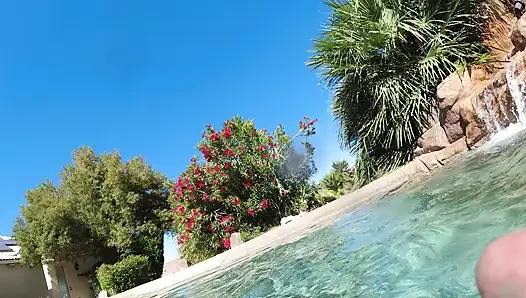 Havuzda ateşli lezbiyen ırklararası eğlence