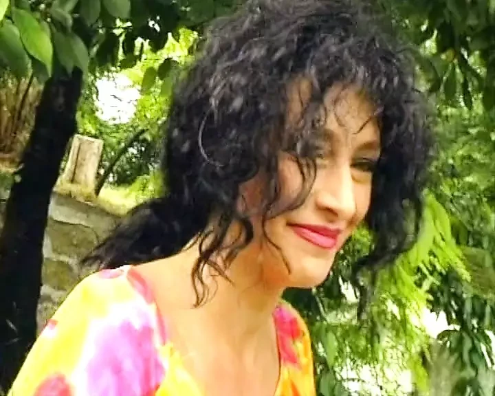 Sexy miLF tedesca si fa sfondare i buchi all'aperto