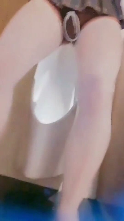 남자 화장실에서 후후 클립을 달고 노출하다가 낯선 사람에게 들켜서 대량 사정 오르가즘 | 클립 1