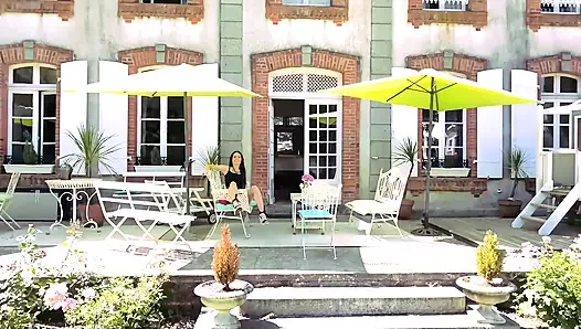 Dia membenturkan seorang lelaki tua di depan pacarnya