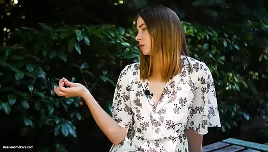 Evgeniya lagi asik merokok
