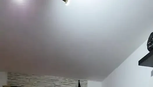 Olgun dominatrix zonklayan takma yarakla itaatkarın genişleyen götünü genişletiyor