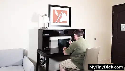 Ленивый сотрудник с маленьким хуем загоняет в угол свою грудастую коллегу