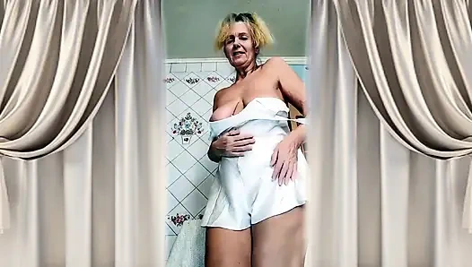 Ateşli ev hanımı lukerya evde mutfakta beyaz iç çamaşırlı