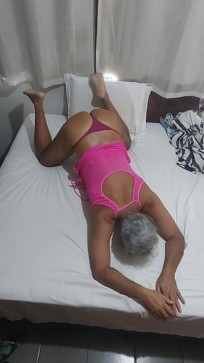Ladysilva în chiloți pe pat face sex în direct sexy