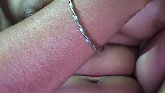 Büyük yaraklı erkek arkadaş tarafından sert sikiliyor