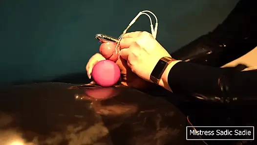 Edging in einem Vakuumbett mit Elektro, Spielzeug kombiniert mit etwas Hand Tiefe und jede Menge Spucke.