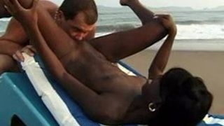 Sexo interracial de casal na praia