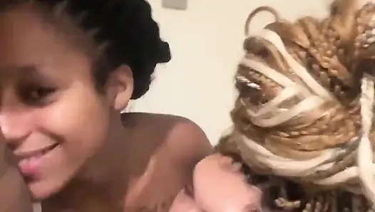 Yetenekli adam Vicky Menage ve Sofie Lolipop ile prezervatifsiz sikişiyor