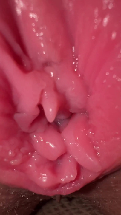 Amcık geniş açıyor ve edepsizce konuşuyor